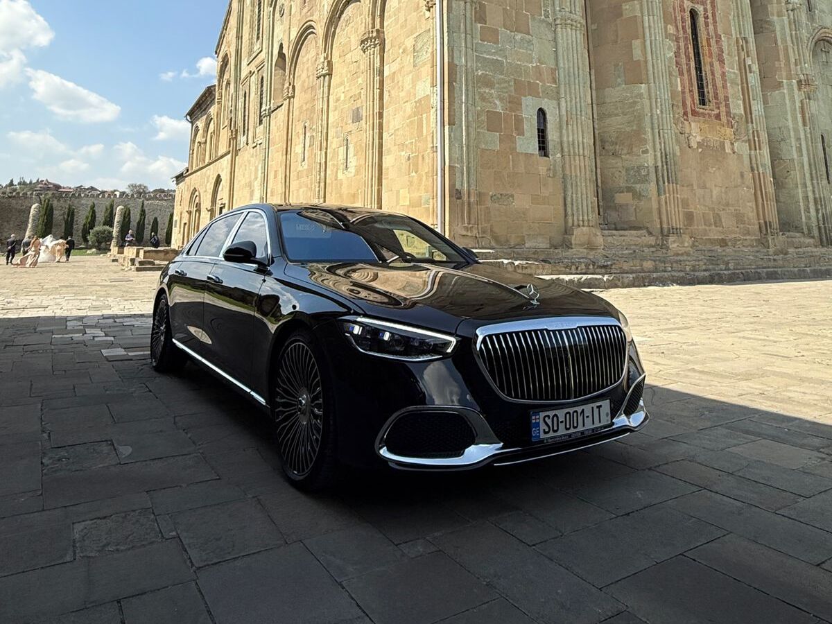SOIT-ის ავტოპარკის Mercedes-Maybach S-Class მცხეთაში, სვეტიცხოვლის ტაძართან.