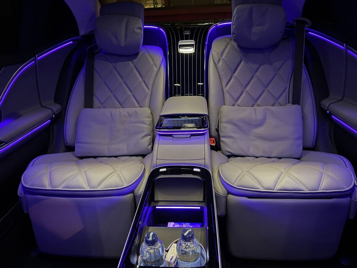SOIT-ის Mercedes-Maybach S-Class-ის უკანა სალონი: ორი სავარძელი და მათ შორის ცენტრალური კონსოლი.