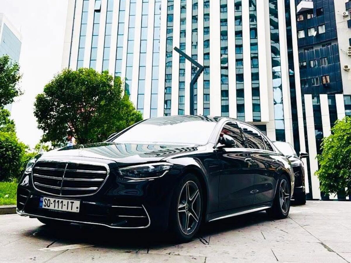 SOIT-ის Mercedes-Benz S-Class თბილისში, შუშის კოშკთან.