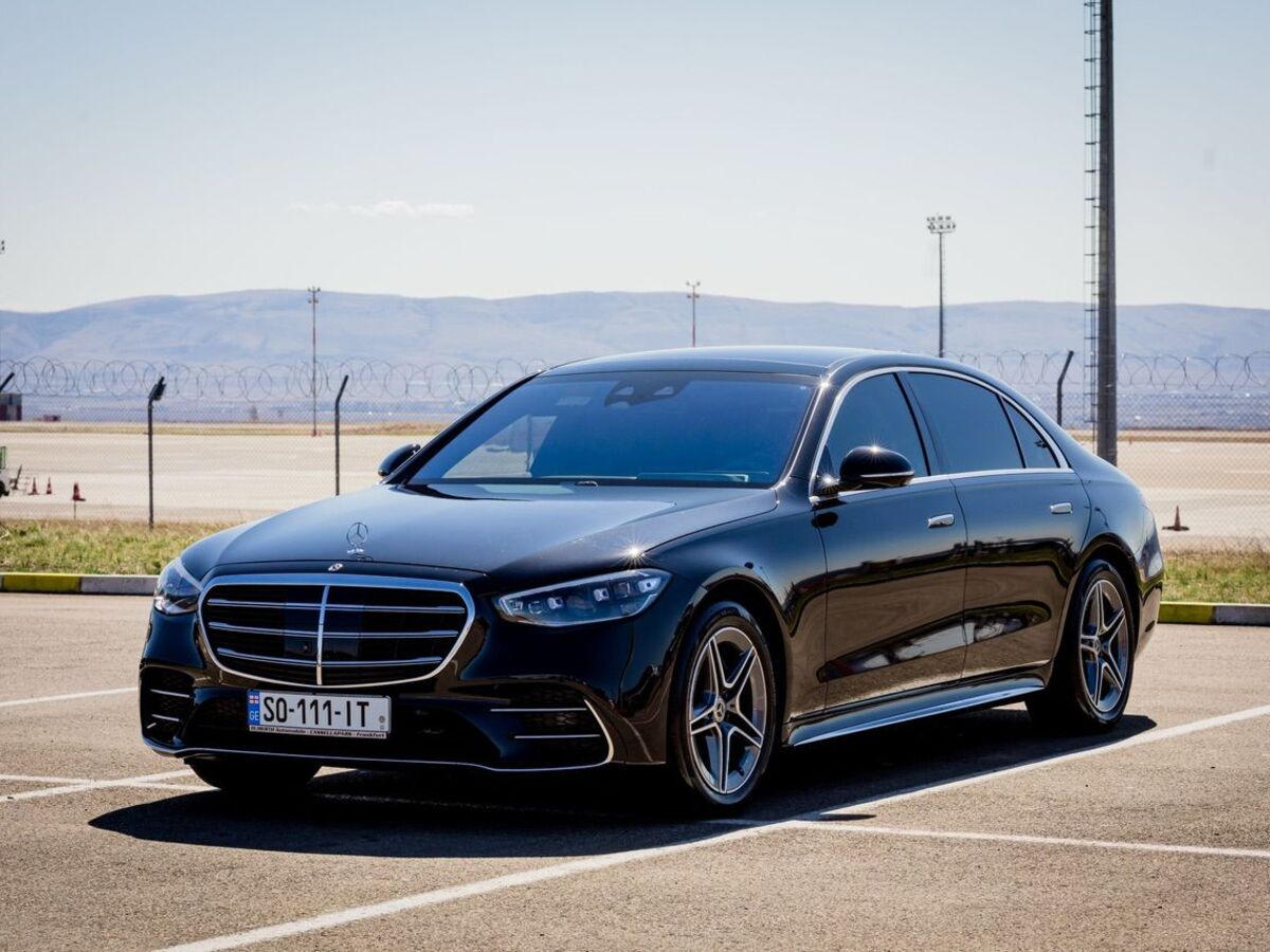 SOIT-ის Mercedes-Benz S-Class ღია ავტოსადგომზე, ჰორიზონტზე გორებით.
