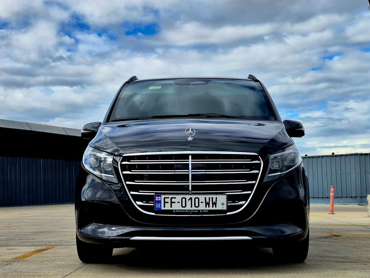 SOIT-ის Mercedes-Benz V-Class წინიდან, მანქანა შვიდამდე სტუმრისთვის.