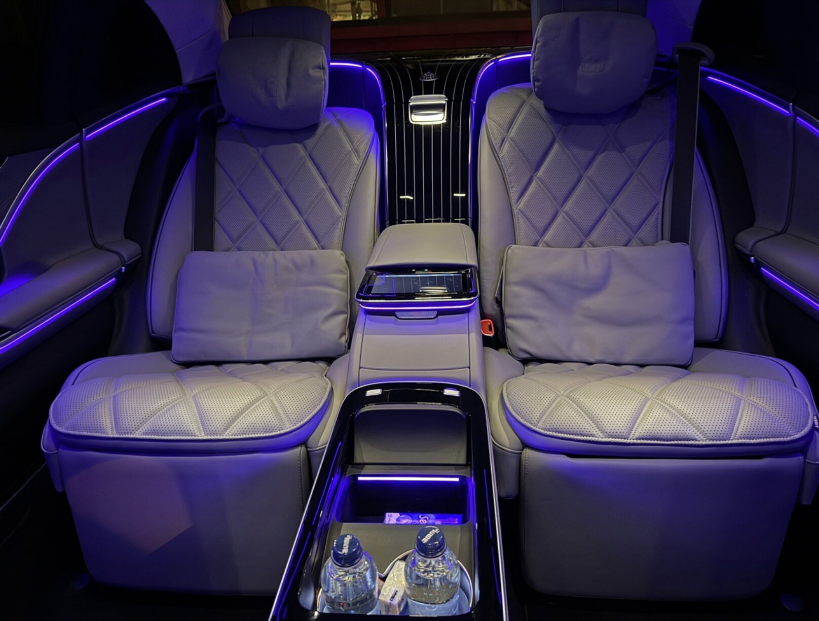 Mercedes-Maybach-ის უკანა სალონი კრემისფერ Nappa ტყავში რომბული ნაკერებით, ცენტრალური კონსოლი და იისფერი ფონის განათება.