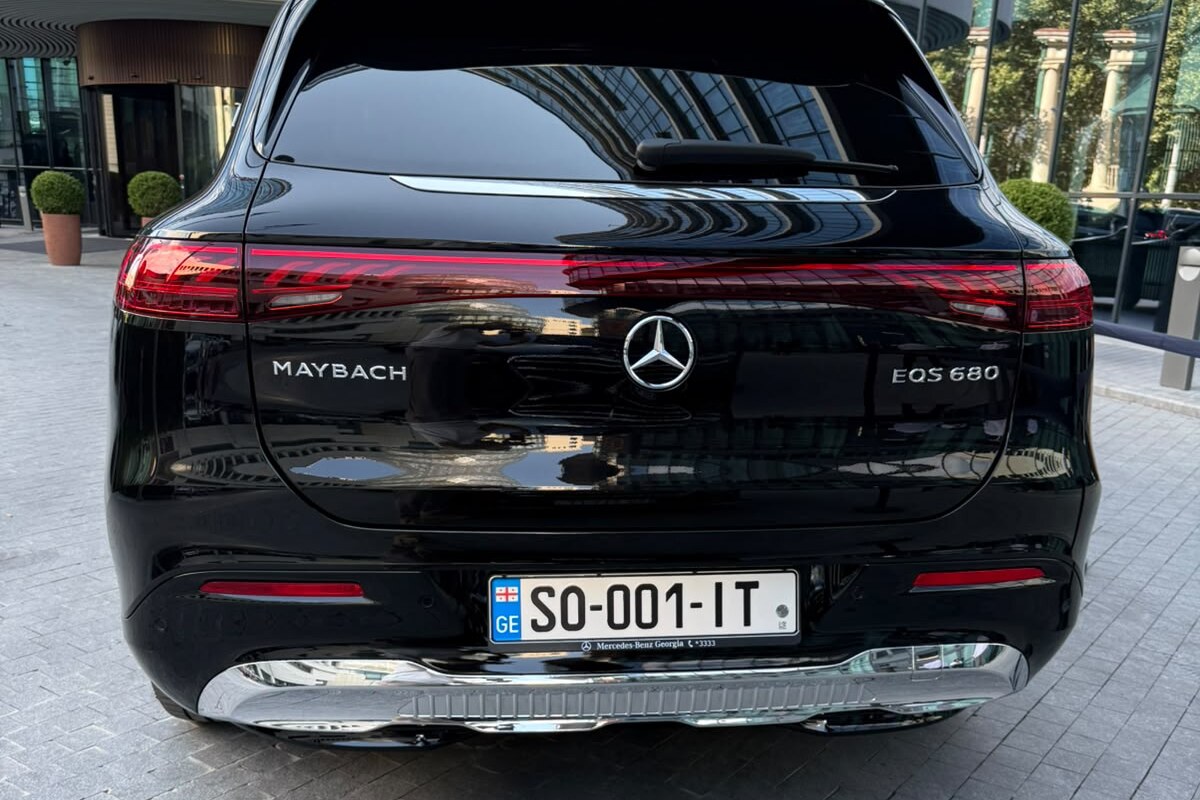 Mercedes-Maybach EQS 680 უკნიდან, საბარგულზე MAYBACH და EQS 680 ნიშნებით.
