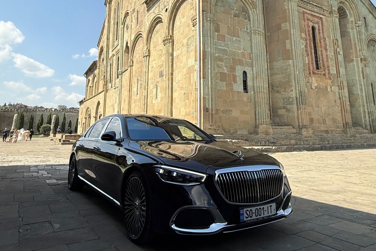 შავი Mercedes-Maybach სვეტიცხოვლის ტაძართან მცხეთაში, ტაძრის ქვის ფასადი მის უკან.