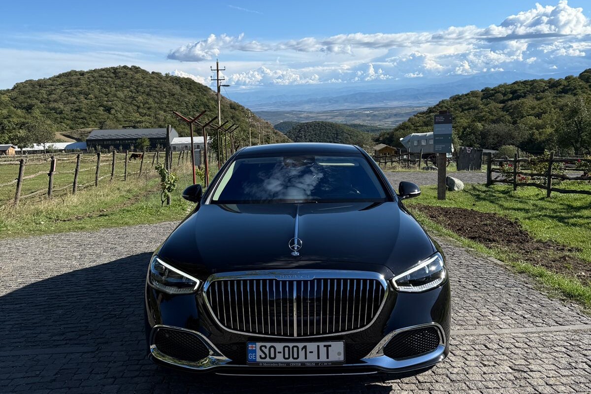 Чёрный Mercedes-Maybach на каменной мостовой над виноградником Кахети и Алазанской долиной.
