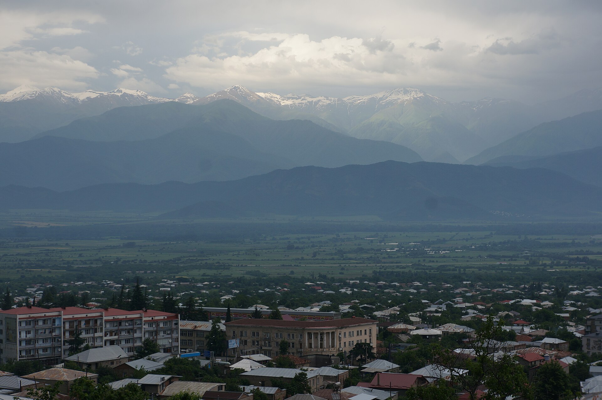 თელავი მთისწინეთის ქვემოთ გადაშლილი, მწვანე ალაზნის ველი თოვლიანი კავკასიონის მთებამდე გადაჭიმული.